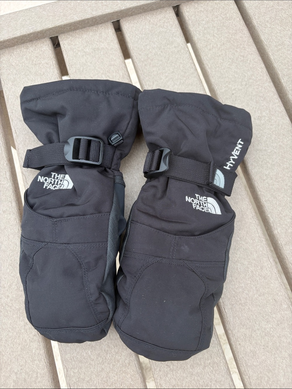 The North Face HyVent Black Snow Snowboard Waterproof Youth L/G Gloves